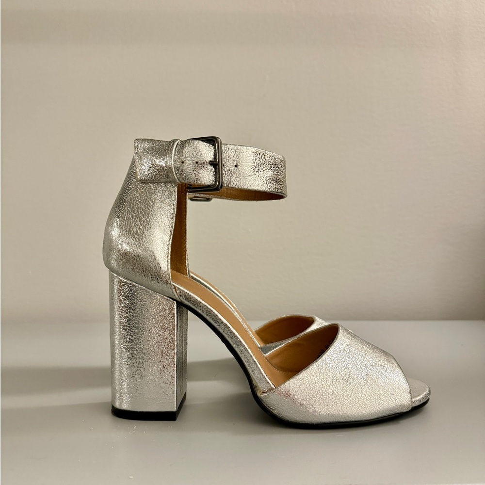 Barely worn silver sandle heel